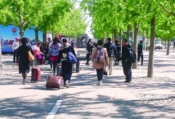 大批老人听信“发钱”谣言 千里赴京齐聚鸟巢