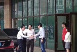 王健林雷军同框 暴露小米手机销量停滞需线下解困？